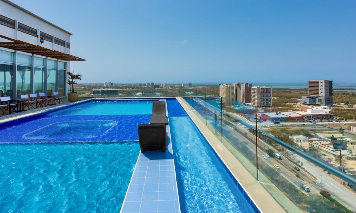 Piscina exterior Sky Collection LifeStyle Hotel y Suites Barranquilla Piscina exterior Sky Collection LifeStyle Hotel y Suites Barranquilla