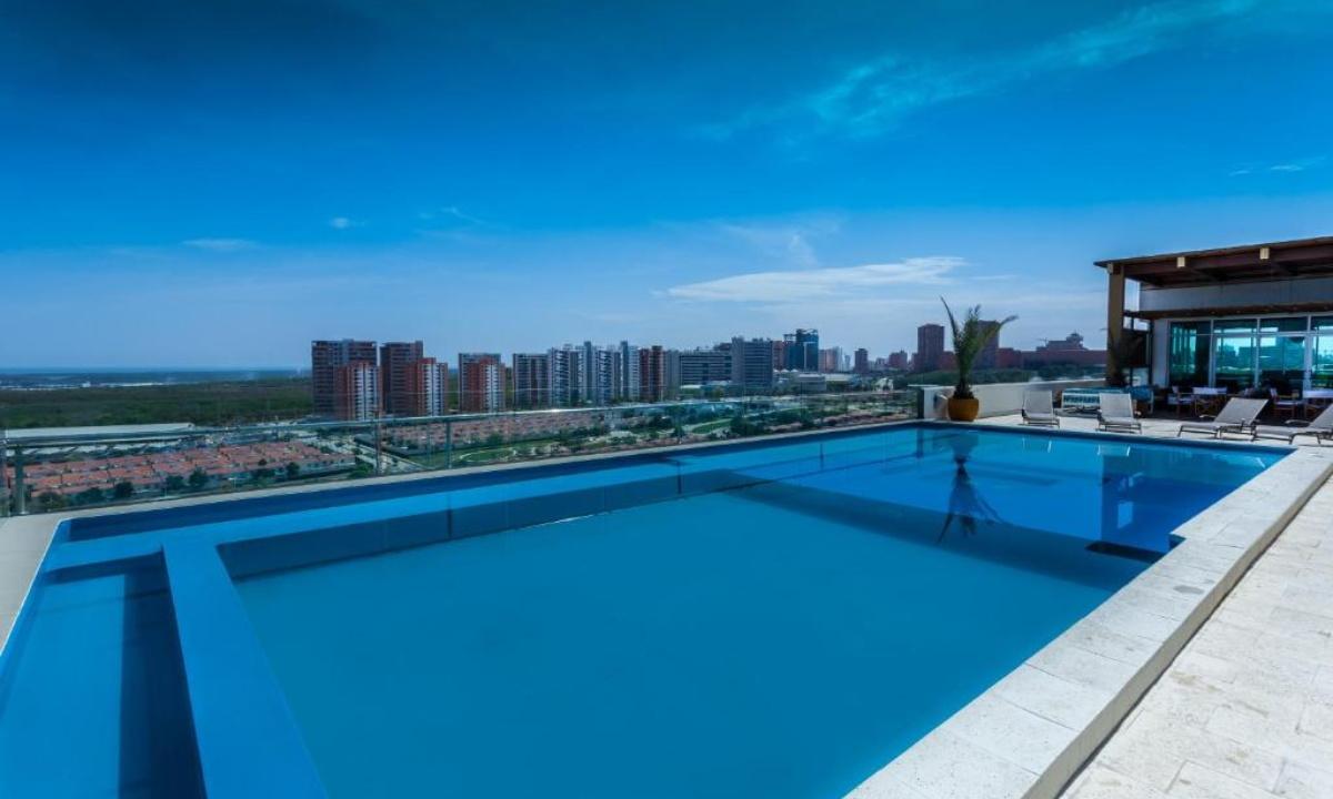 Piscina exterior Sky Collection LifeStyle Hotel y Suites Barranquilla Piscina exterior Sky Collection LifeStyle Hotel y Suites Barranquilla