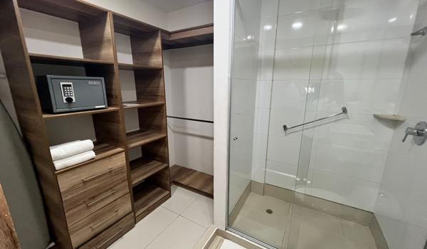 Baño con caja fuerte - Apartamentos